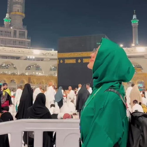 Makkah Dp - Girl with Green Dress at kaaba