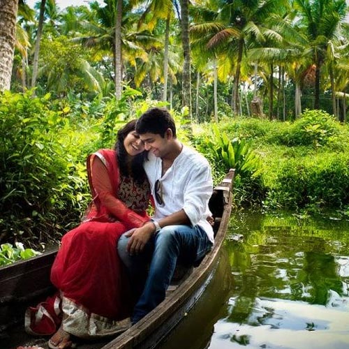 Couple Dp for whatsapp - at boat pic