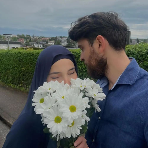 Islamic Couple Hd Wallpaper - girl hand sunflower