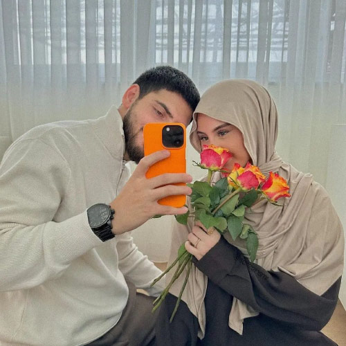 Islamic Couple Pic - lady hand flower